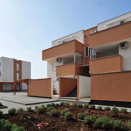 Apartman Lovely In With Swimming Pool