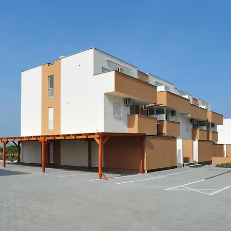 Lovely In With Swimming Pool Apartman