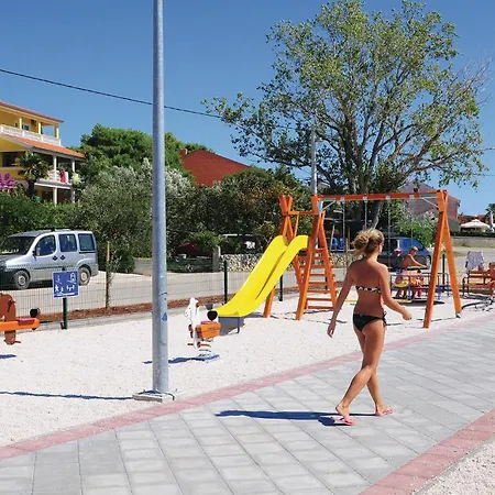 Apartman Lovely In With Swimming Pool Nin