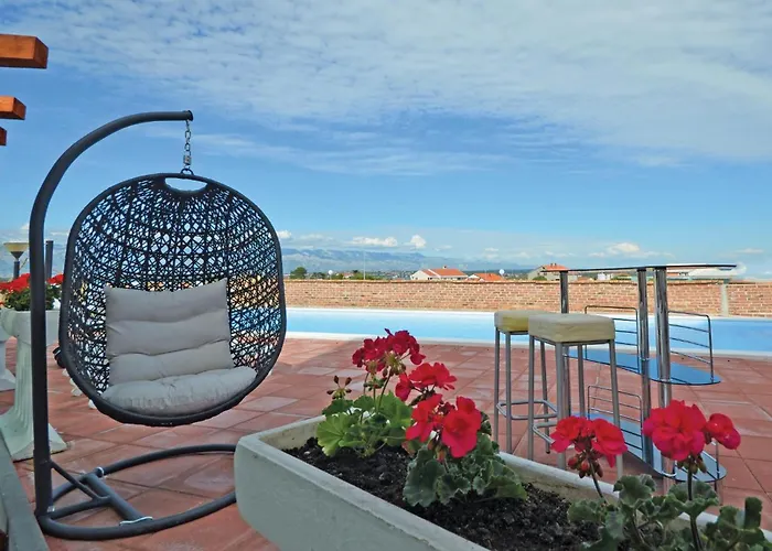 Cozy In With Outdoor Swimming Pool Apartament Nin