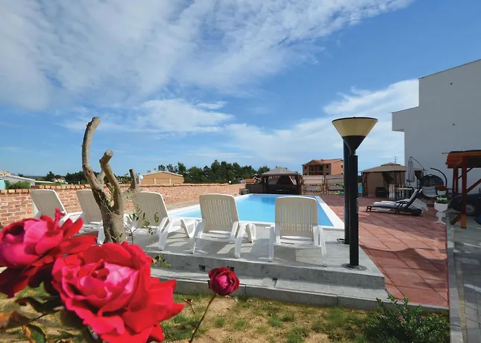 Apartament Cozy In With Outdoor Swimming Pool Nin