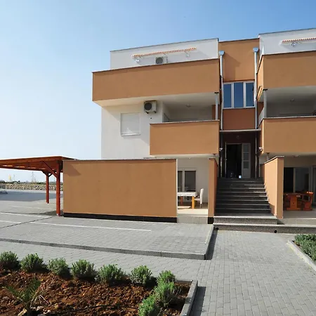 Cozy In With Outdoor Swimming Pool 닌