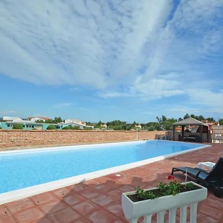 Apartmán Lovely In With Swimming Pool