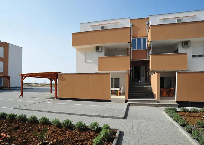 Cozy In With Outdoor Swimming Pool 닌