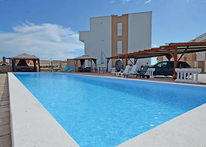 아파트 Cozy In With Outdoor Swimming Pool